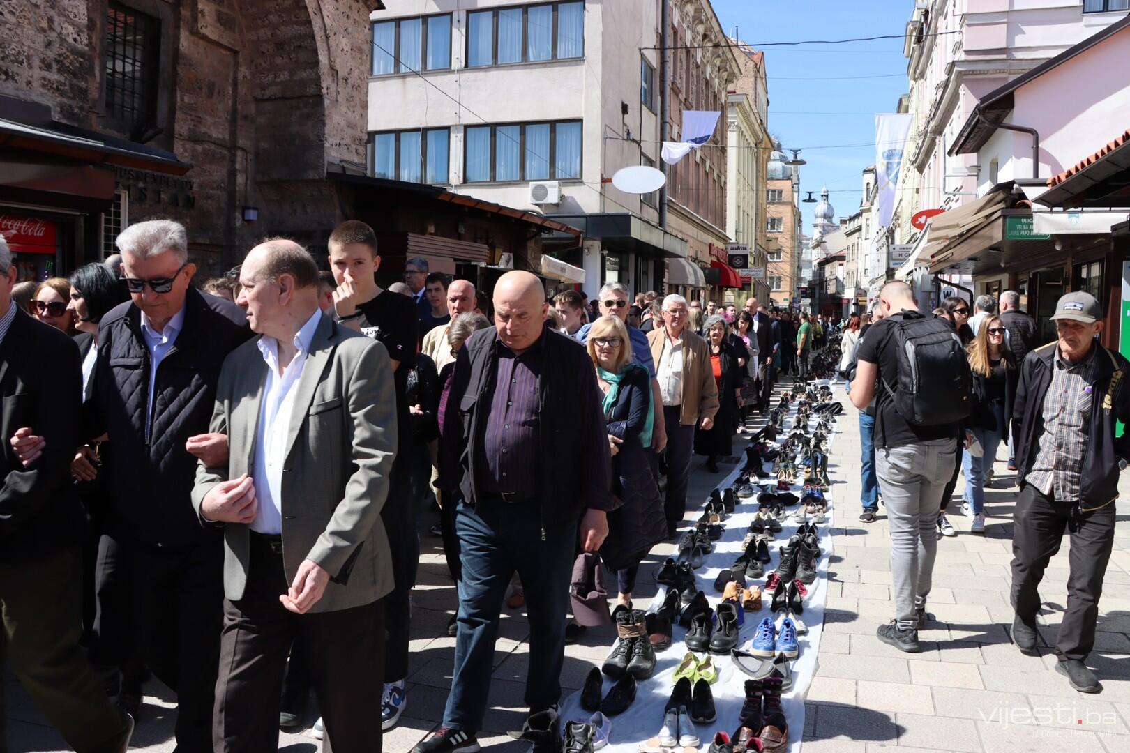 Veliki broj građana u tihoj šetnji 'Stazom sjećanja' na opsadu Sarajeva