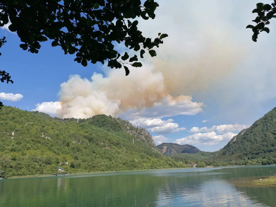 Veliki požar u rejonu Boračkog jezera, traži se pomoć vojske