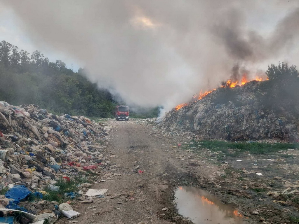 Veliki požar na gradskoj deponiji u Kotor Varošu