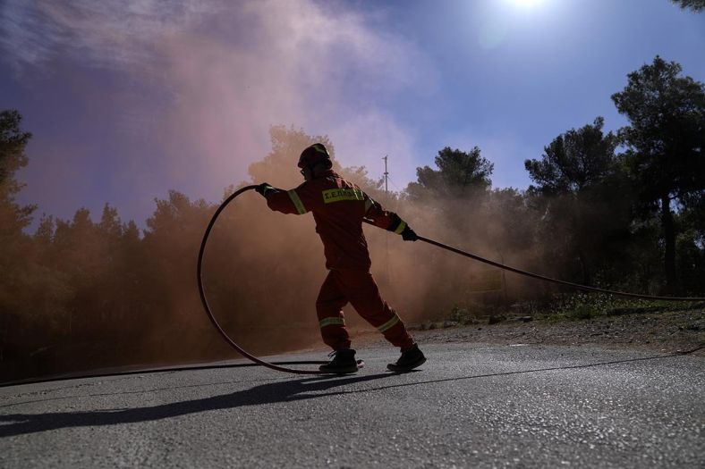 Veliki požari bjesne širom Grčke, vatrogasci na izmaku snaga