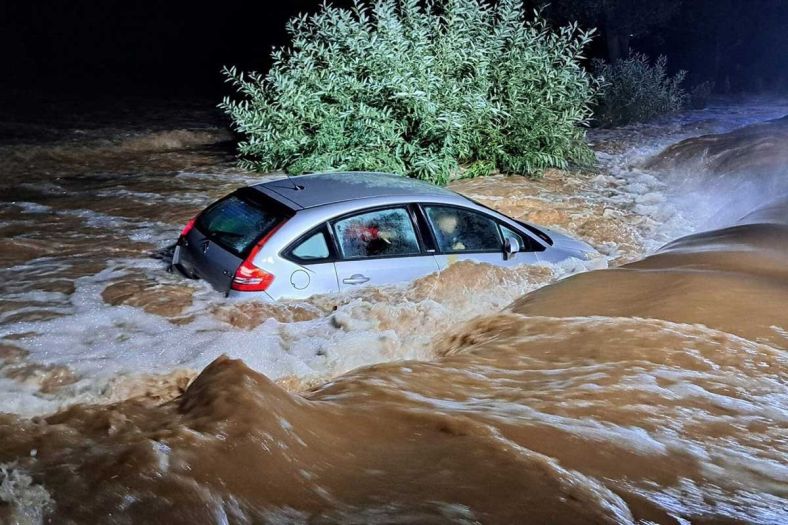 Foto: Bujica u Poljskoj odnijela auto s roditeljima i djecom