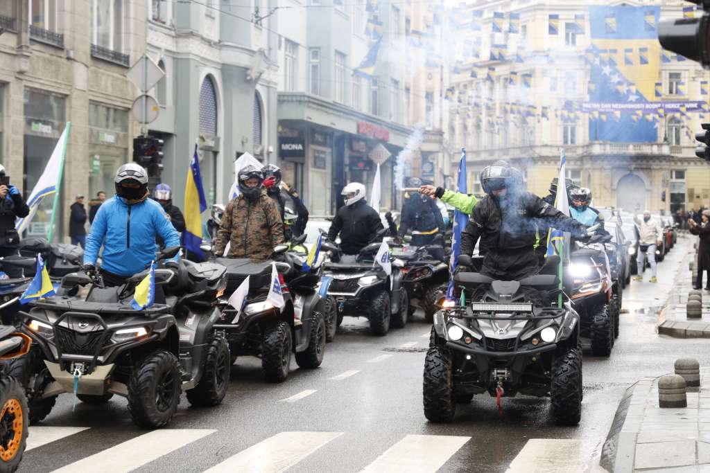 Defile quadova na ulicama Sarajeva