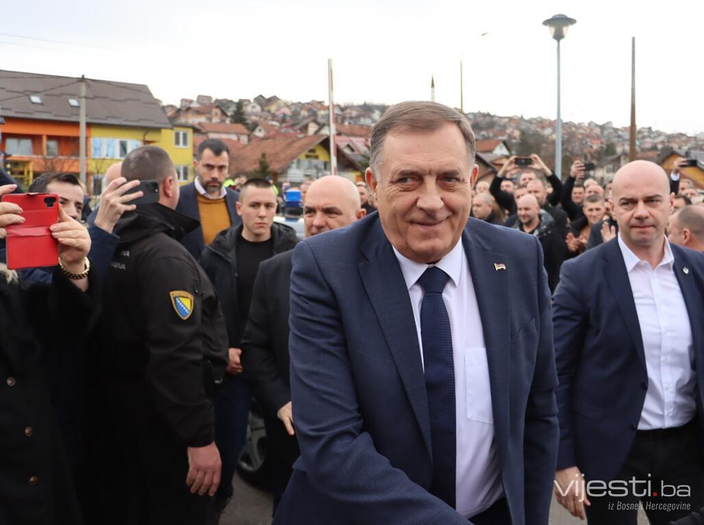 Video: Doček Dodika uz pjesmu “Svilen konac, srbijanski kroj”