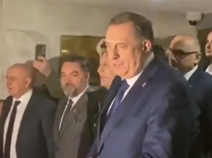 Video: Dodik dočekan pred zgradom NSRS-a, Zmaj od Šipova najglasniji