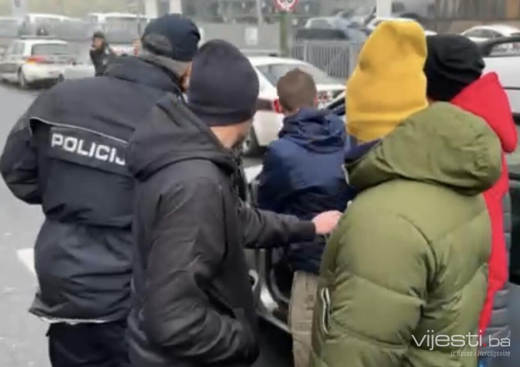 Video: Incident na protestu ispred zgrade Vlade