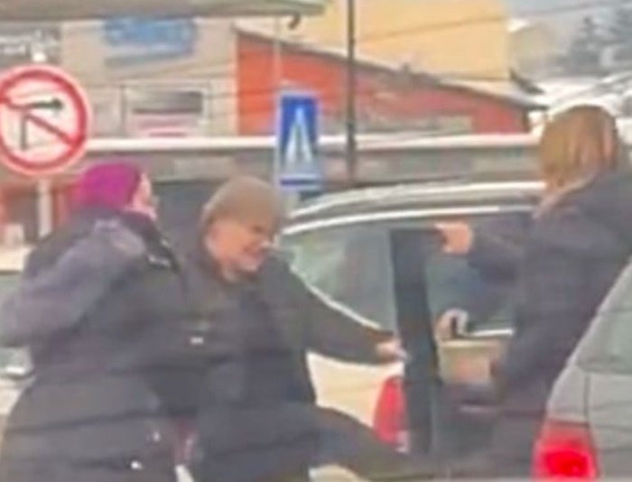 VIDEO / Incident u Bihaću: Žene se potukle, zaustavile saobraćaj