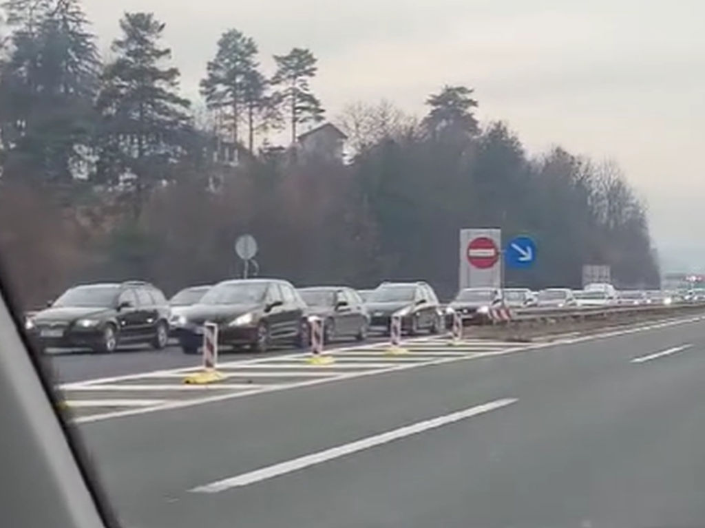 Video: Kilometarska kolona na autoputu kod Sarajeva