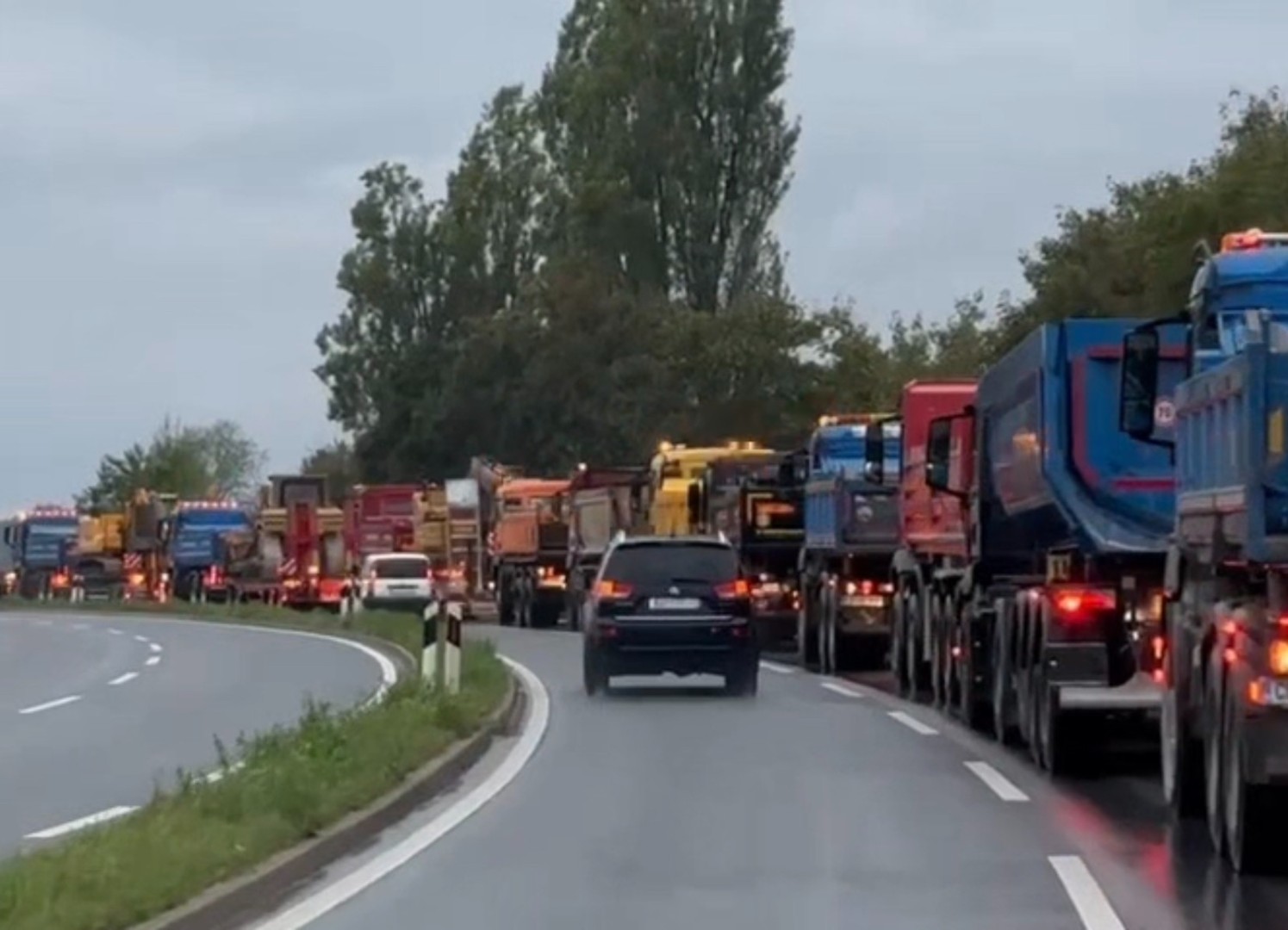 Video: Konvoj kamiona i bagera firme Fehima Seleka iz Slovenije ide za Jablanicu i Konjic