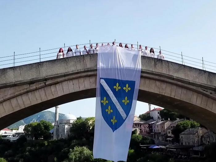 Video: Osnovci snimili spot i pjesmu posvećenu Herojima Mostara