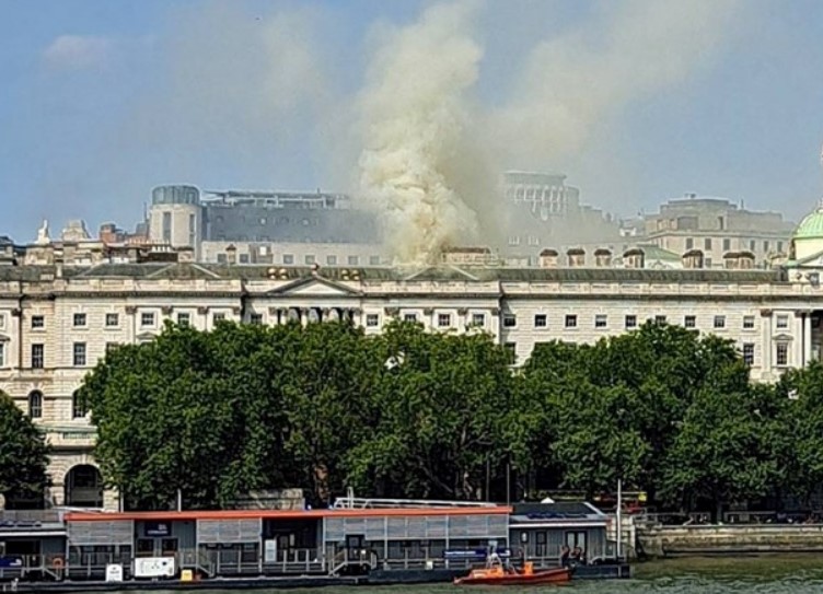 VIDEO / Planuo požar u historijskoj zgradi u centru Londona