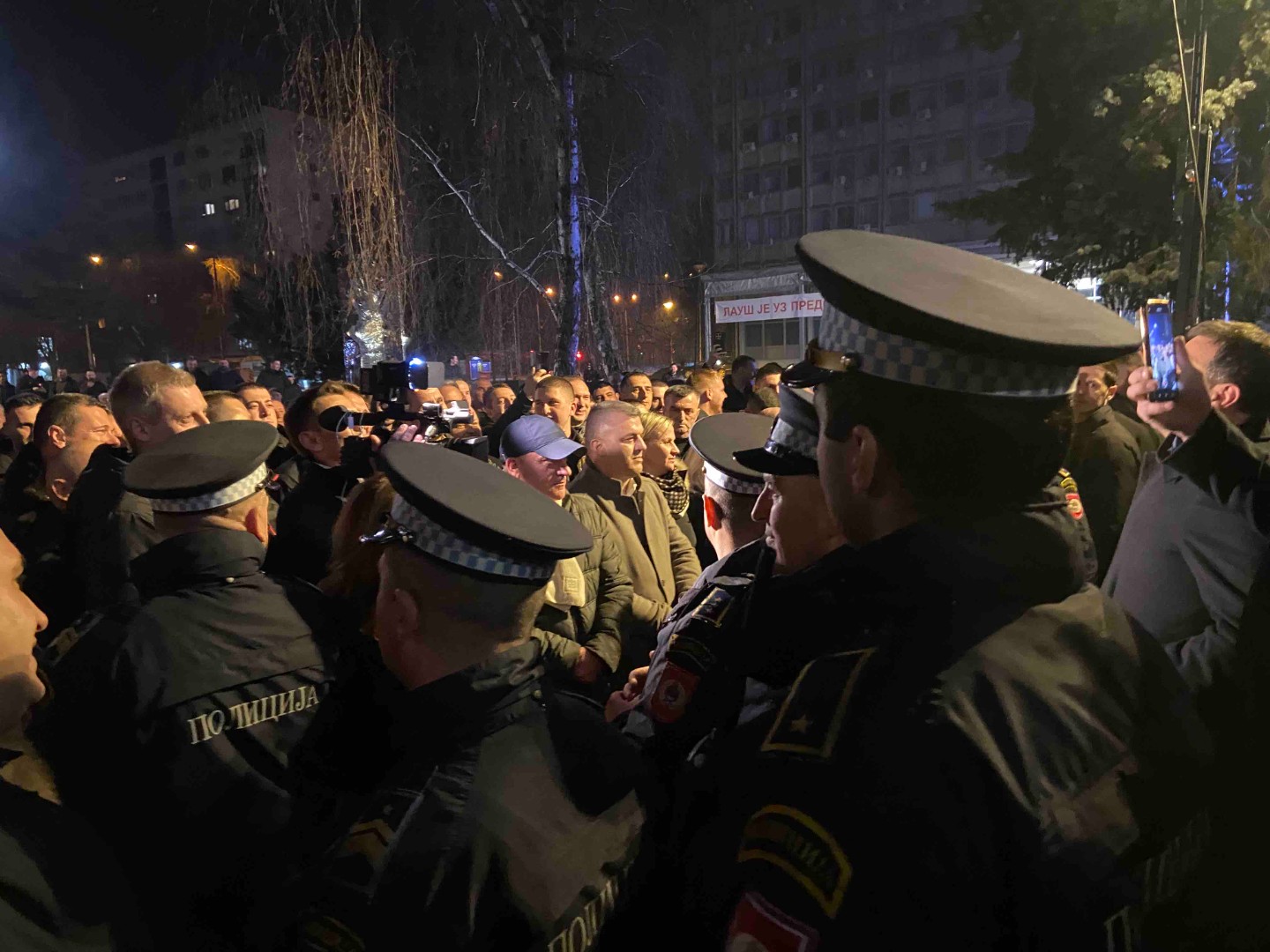 Video: Pogledajte okršaj Vukanovića i Dodikovih pristalica ispred NSRS-a