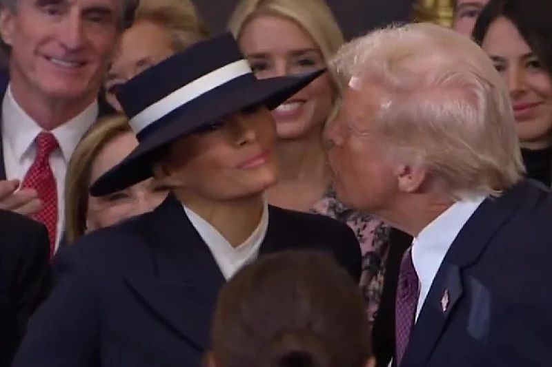 Video: Trump krenuo da poljubi Melaniju pa doživio veliku neugodnost