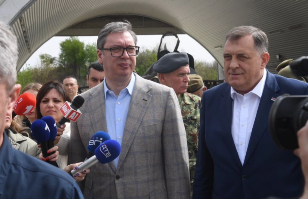 VIDEO: Vučić naručio vojnu jaknu za Dodika, on poručio 'Kad pođem u Sarajevo da ponesem'