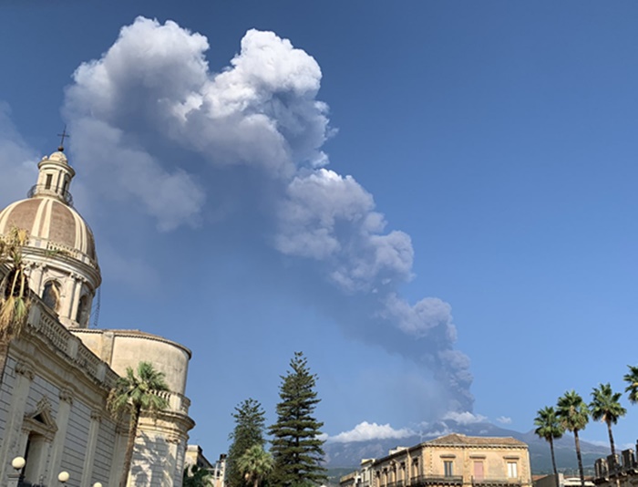 VIDEO / Vulkan Etna ponovo eruptirao, obustavljeni letovi na Siciliji