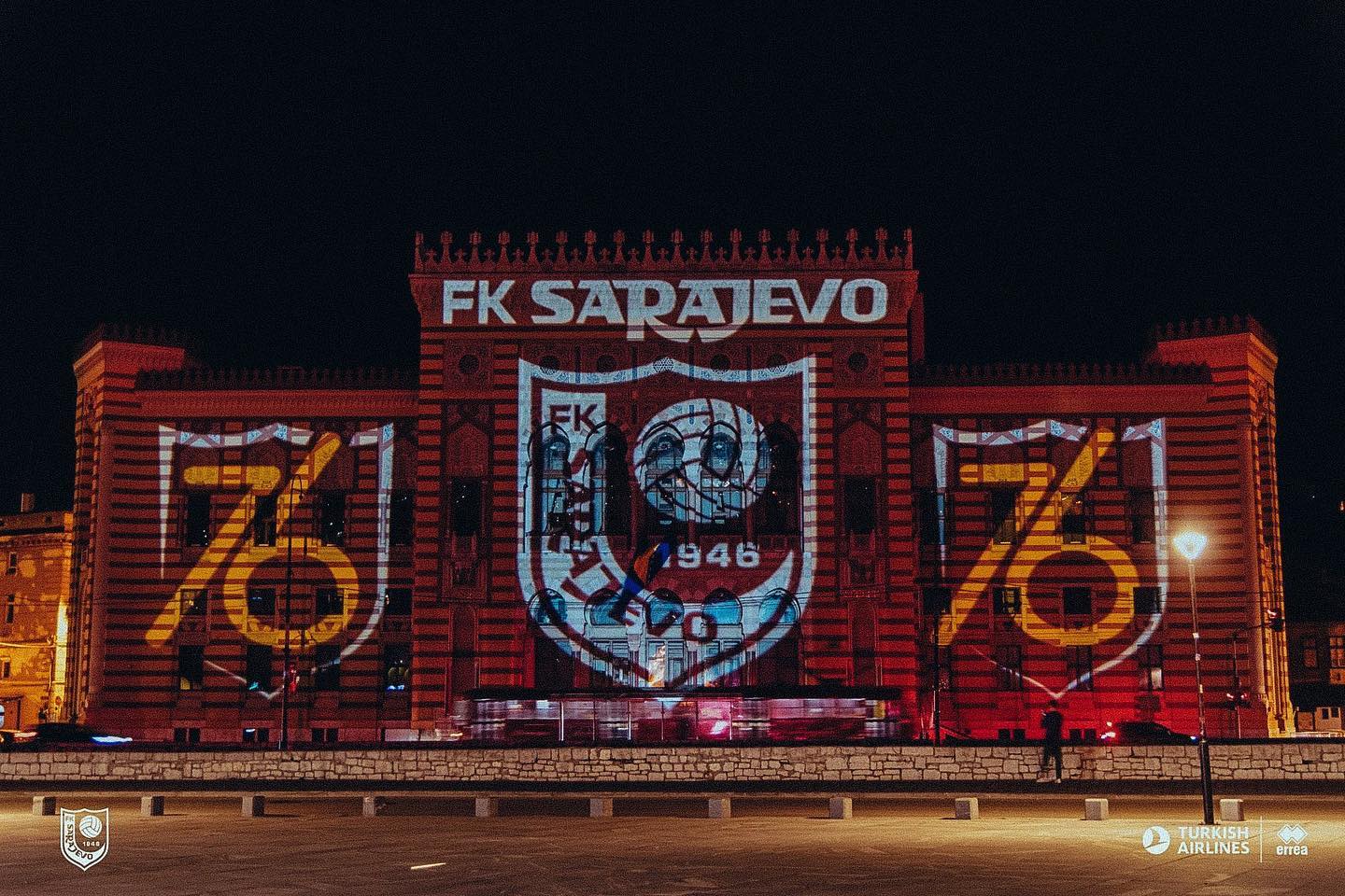 Vijećnica osvijetljena bojama FK Sarajevo povodom 76. rođendana