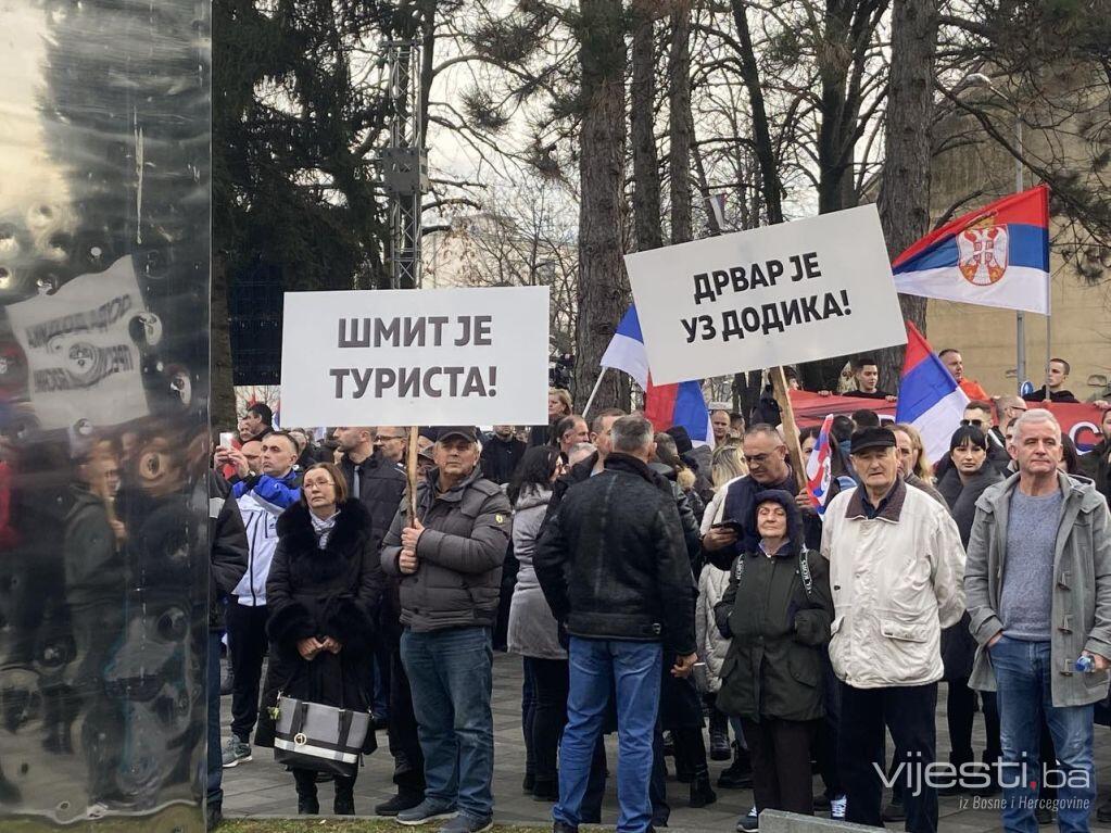 Vijesti.ba na licu mjesta, počeo miting u Banja Luci