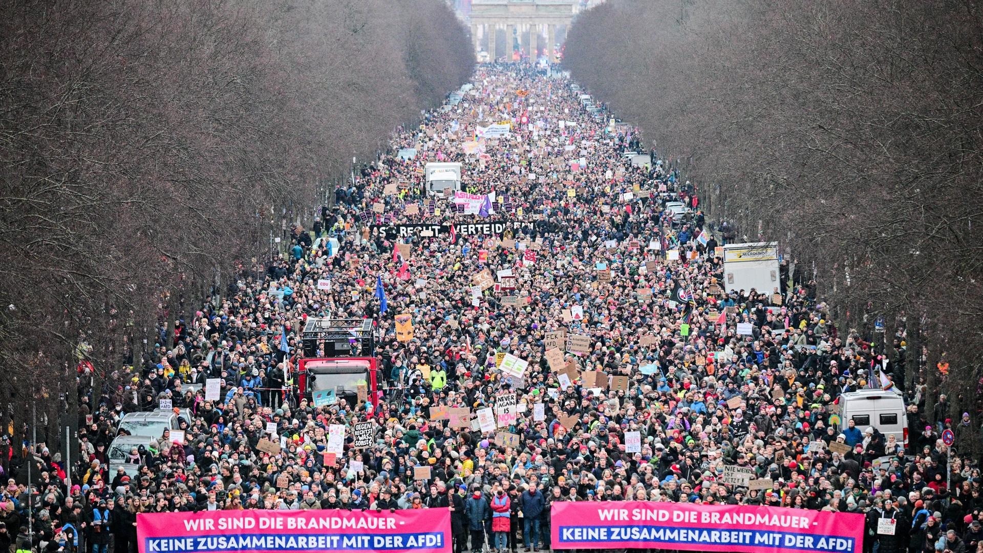 Više od 160.000 ljudi protestovalo u Berlinu protiv saradnje krajnje desnicom