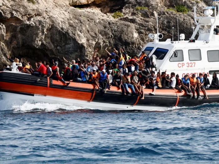 Više od 300 migranata iskrcalo se na Lampedusi