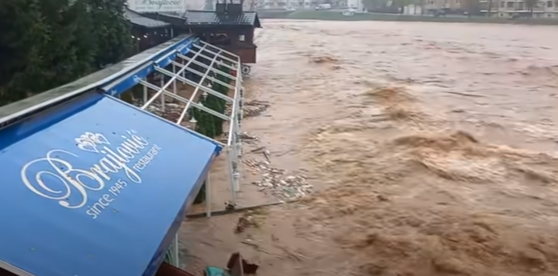 Visok vodostaj Željeznice, ljetna bašta restorana "Brajlović" i dalje pod vodom