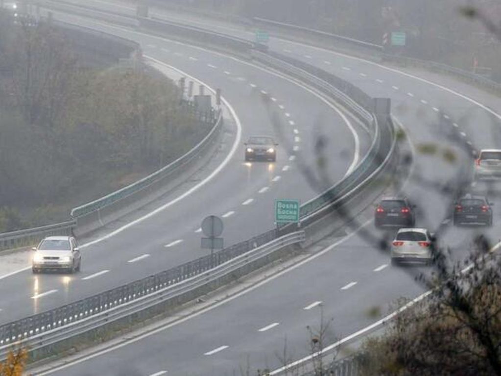 Vjetar stvara sniježne nanose na putevima, lanci obavezni za teretna vozila