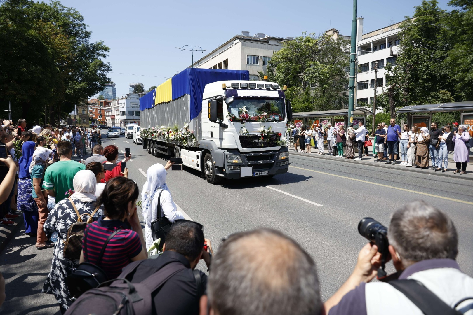 Vlada FBiH proglasila 11. juli Danom žalosti, kolona tabuta kreće iz Visokog 