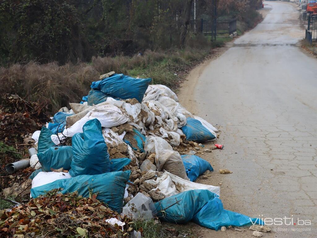 Vogošća: Velika količina građevinskog otpada odložena pored puta