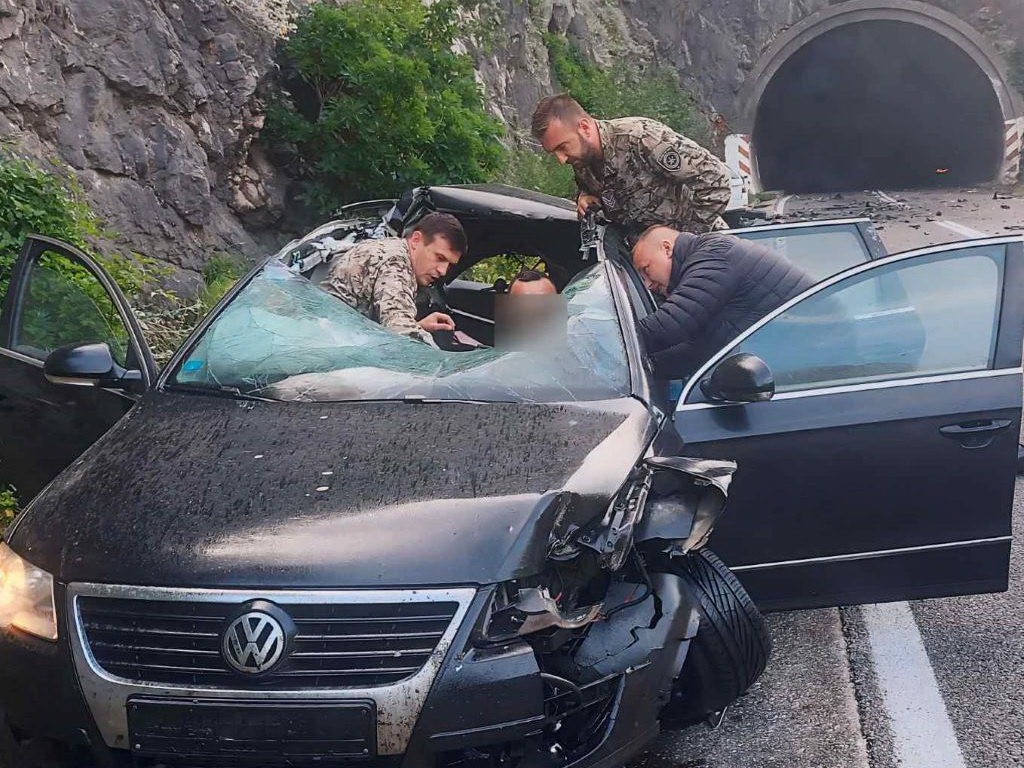 Vojnici Oružanih snaga spasili vozača u teškoj nesreći kod Mostara