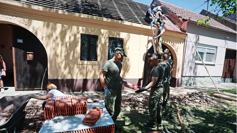 Vojnici pomažu u sanaciji posljedica nevremena u Bošnjacima, dio i dalje bez struje