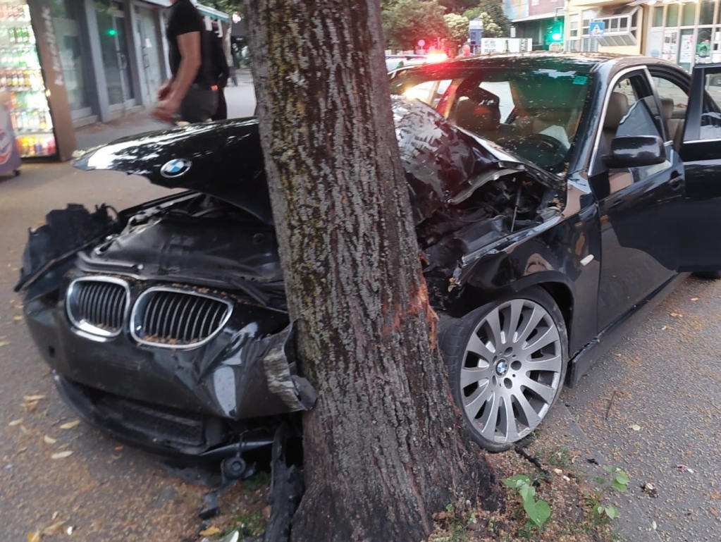 Vozač BMW-a se rano jutros u Mostaru zabio u stablo
