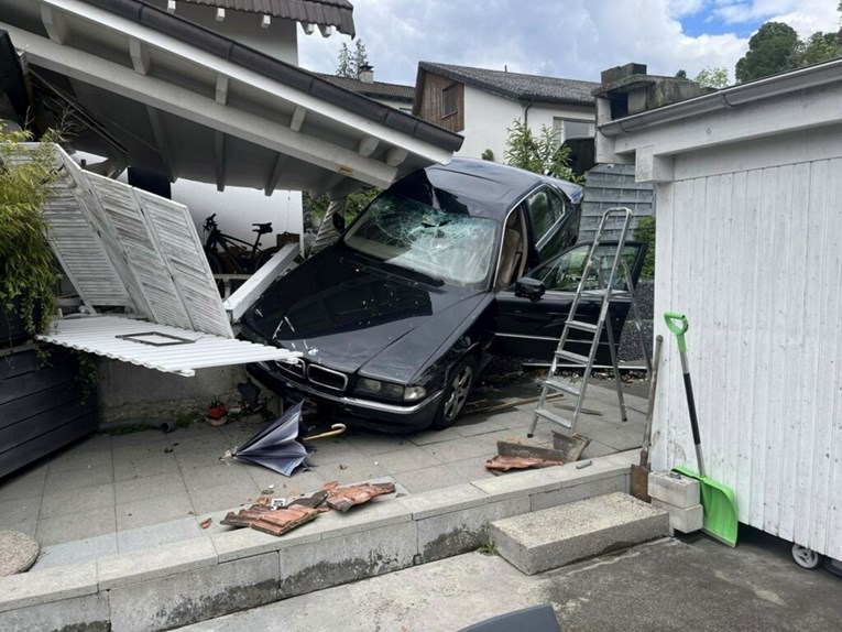 Vozač BMW-a umjesto kočnice stisnuo gas pa završio na terasi komšijine kuće