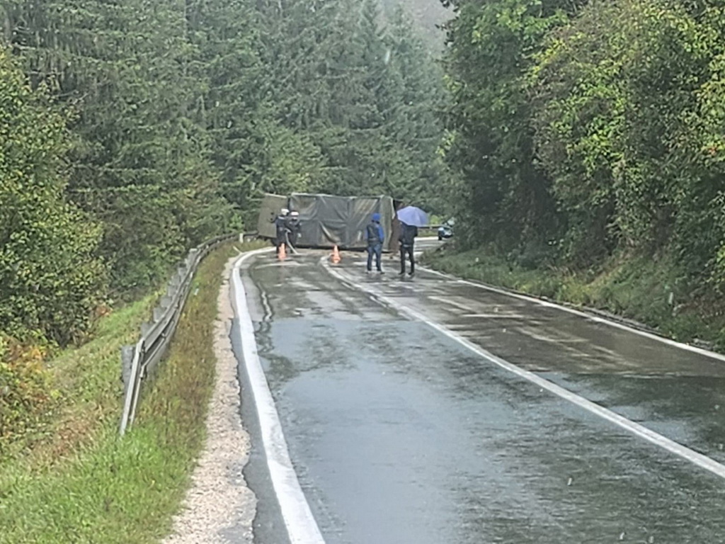 Vozač OS BiH povrijeđen u prevrtanju kamiona kod Olova