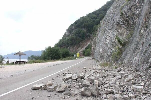 Vozači, oprez: Moguća magla i poledica, povećana opasnost i od odrona