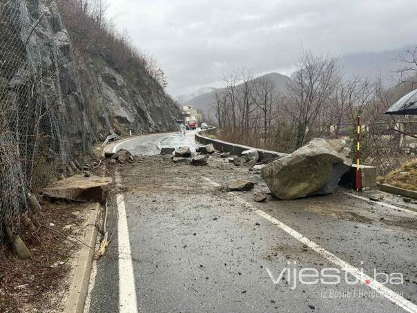 Vozači, oprez: Na cesti mogući odroni i oborena stabla