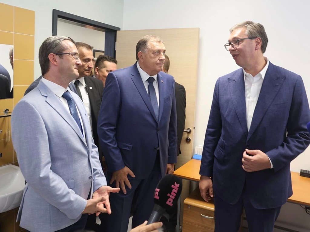 Vučić i Dodik u Stanarima otvorili Dom zdravlja 'Srbija'