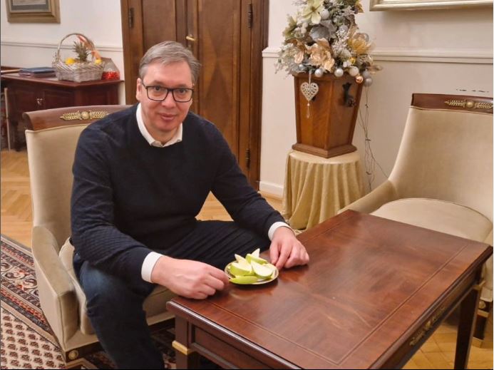 Vučić objavio fotografiju kako jede jabuku 