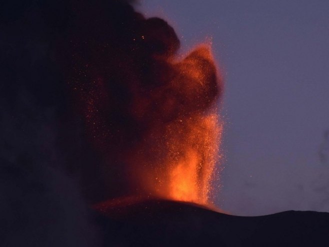 Vulkan Etna ponovo eruptirao: Izbacio lavu i oblake dima i pepela pet kilometara uvis