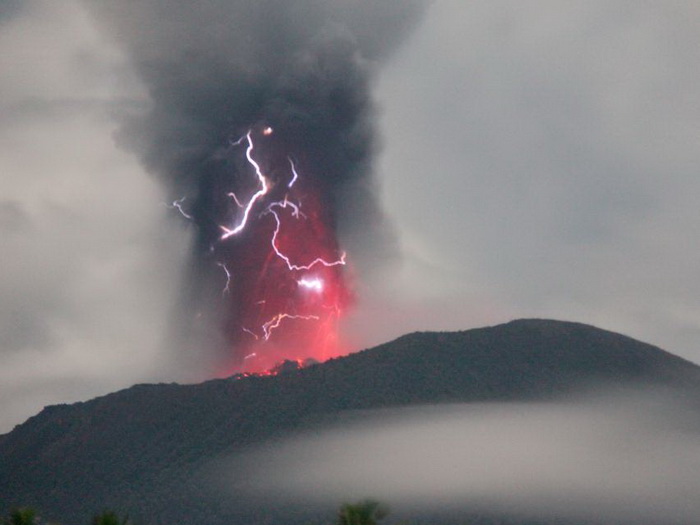 Vulkan Ibu u Indoneziji eruptirao dva puta izbacujući usijanu lavu