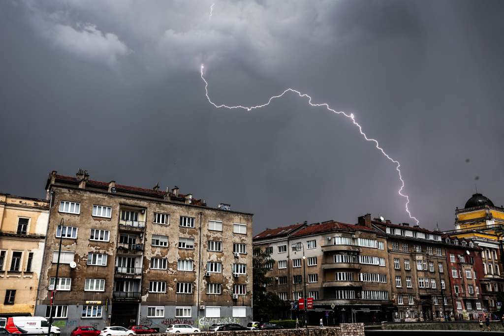 Za danas izdato narandžasto upozorenje zbog obilnih padavina, grmljavine i jakog vjetra