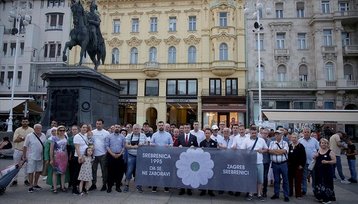 Zagreb: Mimohodom i projekcijom cvijeta 'Sjećanje' obilježena godišnjica genocida u Srebrenici