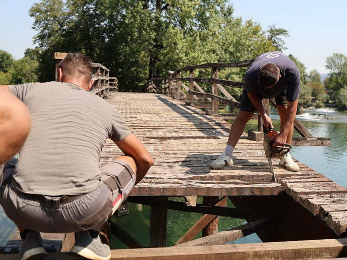 Započeli radovi na izgradnji drvenih mostova koji će povezati riječne ade u centru Bihaća