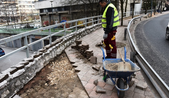 Započeli radovi na sanaciji oštećenih dijelova pješačke staze u Bolničkoj ulici