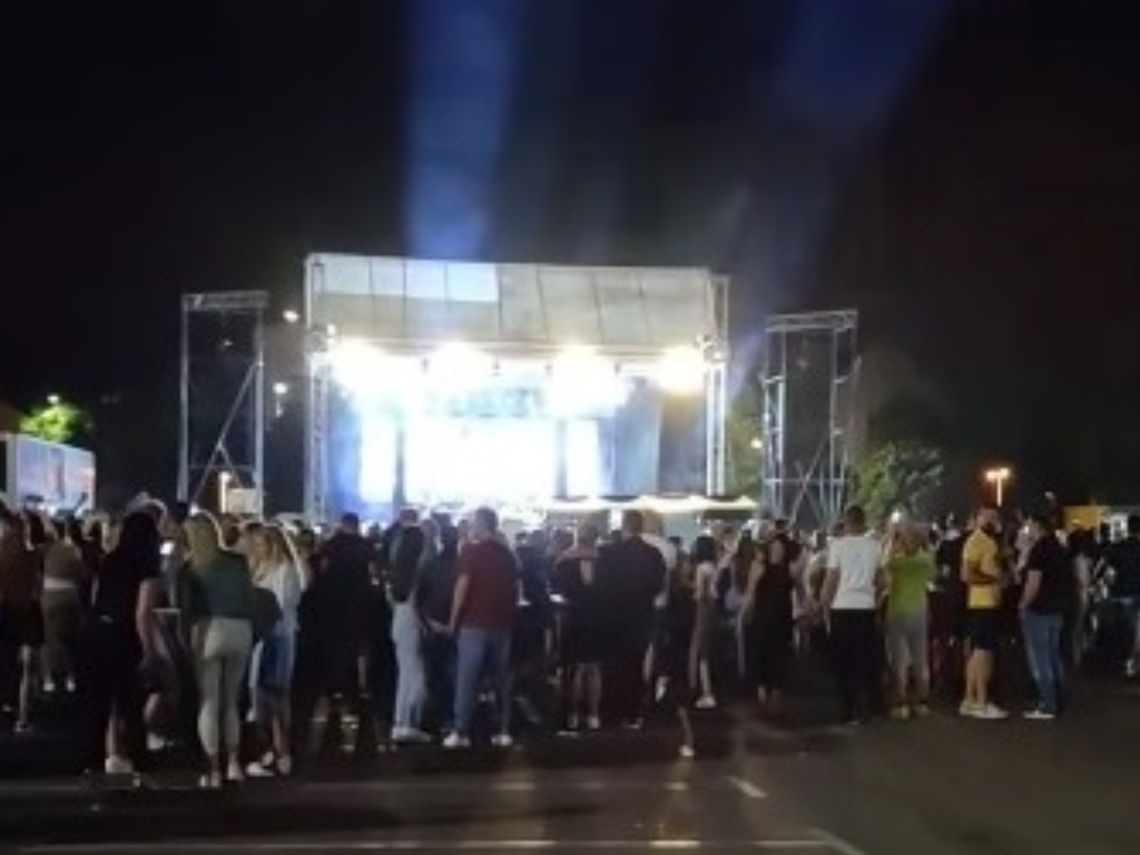 Zbog dojave o bombi prekinut koncert Darka Lazića u Tuzli