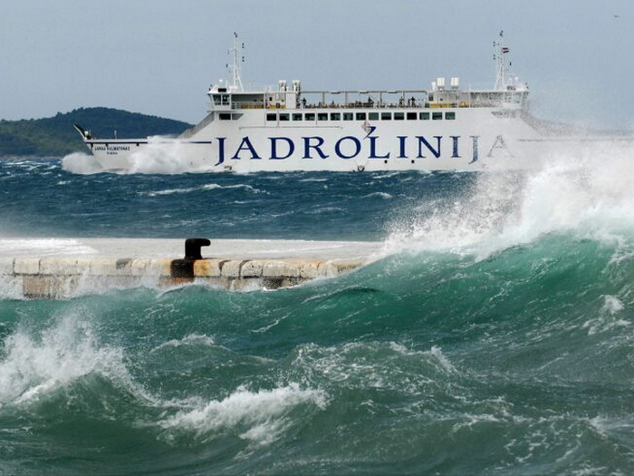 Zbog jakog juga u prekidu brojne trajektne i katamaranske linije