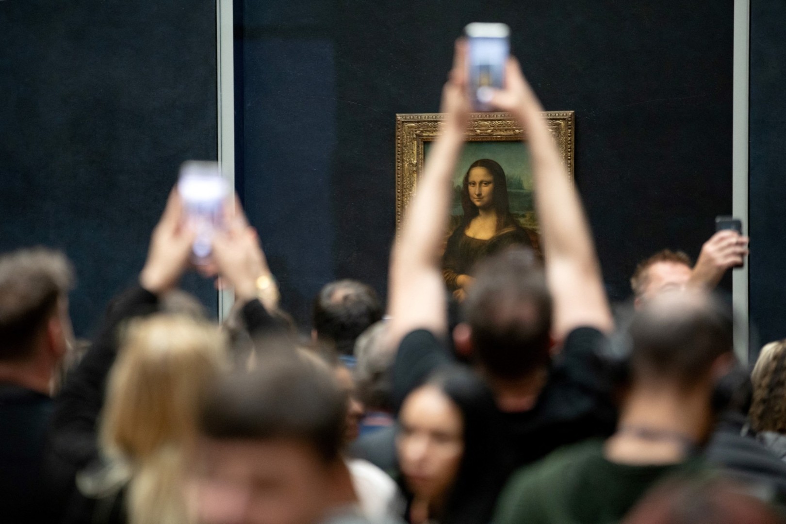 Zbog ogromnog broja posjetilaca razmatra se preseljenje Mona Lise