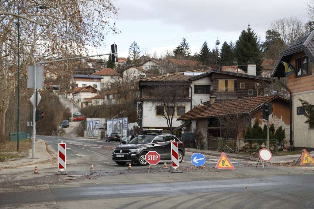 Zbog opasnosti od odrona i dalje obustavljen saobraćaj na MP Bistrik-Lapišnica