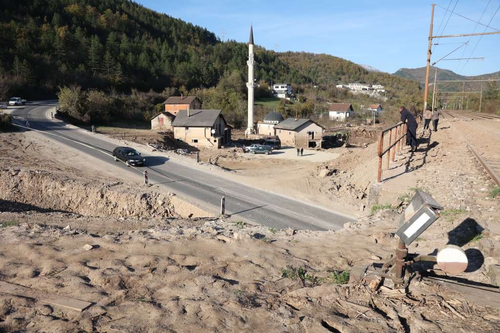 Zbog oštećenja kolovoza i dalje obustavljen saobraćaj na magistralnom putu Jablanica-Blidinje