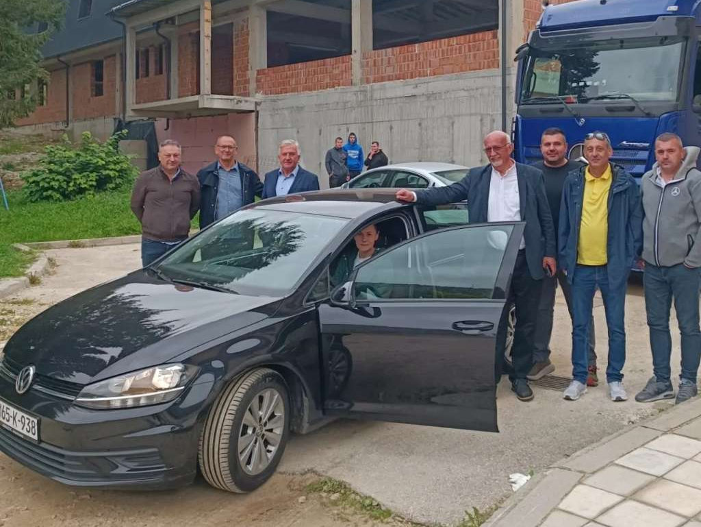 Žena koja je spašavala ljude u poplavama dobila novi automobil