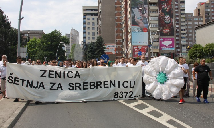 Zeničani mirnom šetnjom gradskim ulicama odali počast žrtvama Srebrenice