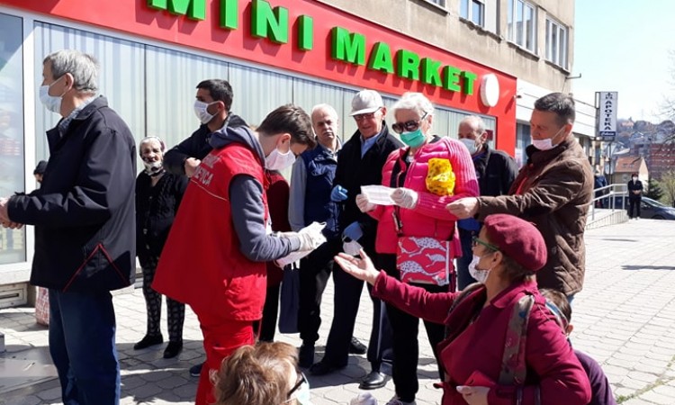 Zenički Crveni križ distribuira zaštitne maske penzionerima u redovima