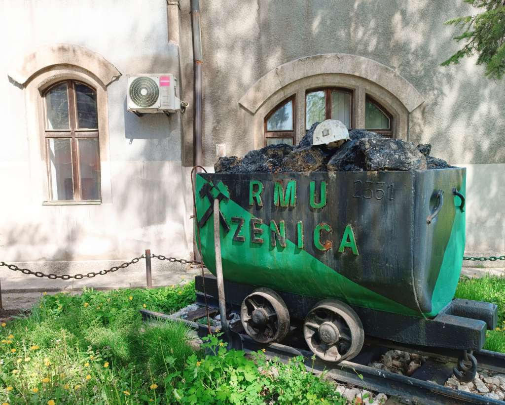 Zenički rudari zbog neisplaćenih plaća i iz prošle godine jutros nisu sišli u jame